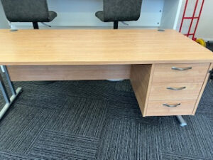 Executive desk 1800 x800mm